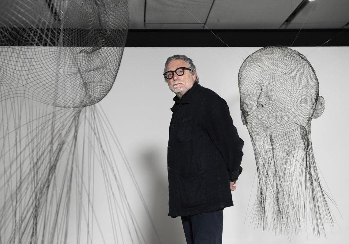 Retrato del artista Jaume Plensa junto a su obra 'Invisibles'