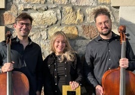 Inés Montaña, clavicémbalo, flanqueada por los violonchelistas Javier González y Guillermo García.