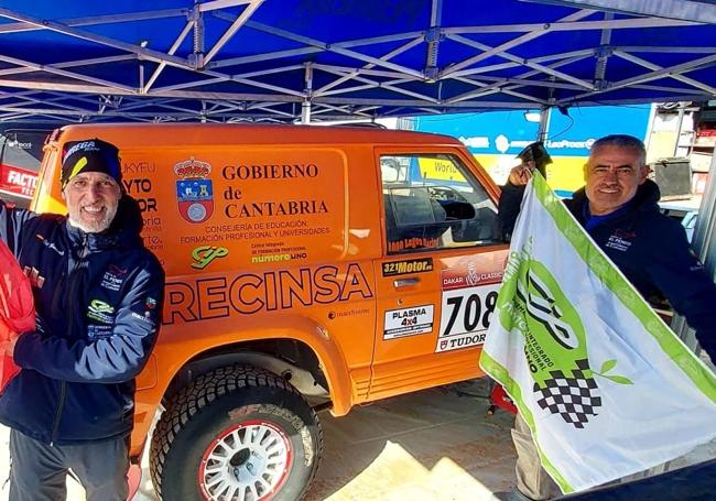 Rafa (izquierda) y Chisco Benavente, en la jornada de descanso de ayer en el Dakar.