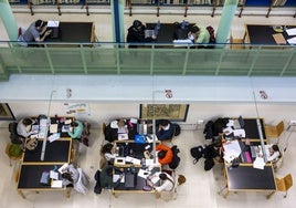 Los ordenadores y los apuntes copan las mesas de la planta baja de la biblioteca del edificio Interfacultativo de la Universidad de Cantabria.