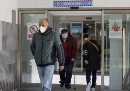 Pacientes con mascarillas saliendo del centro de salud del Alisal, el año pasado.