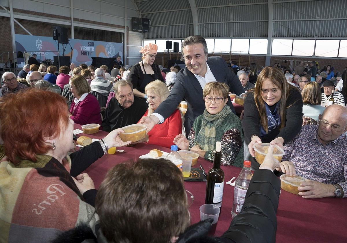 El alcalde junto a los vecinos durante las fiestas del año pasado