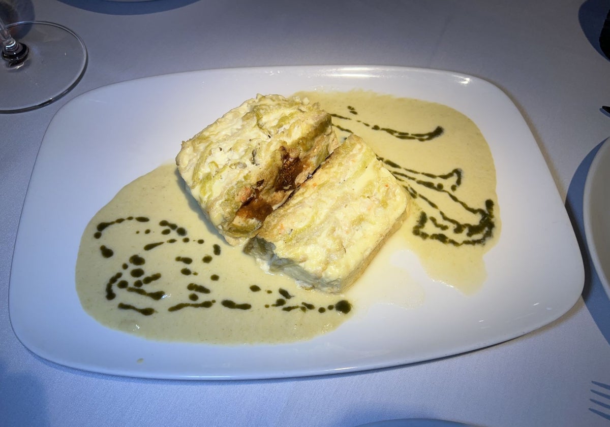 Imagen principal - Pastel de puerros y gambas, trozos de maganos en su tinta y marmita de langostinos. 