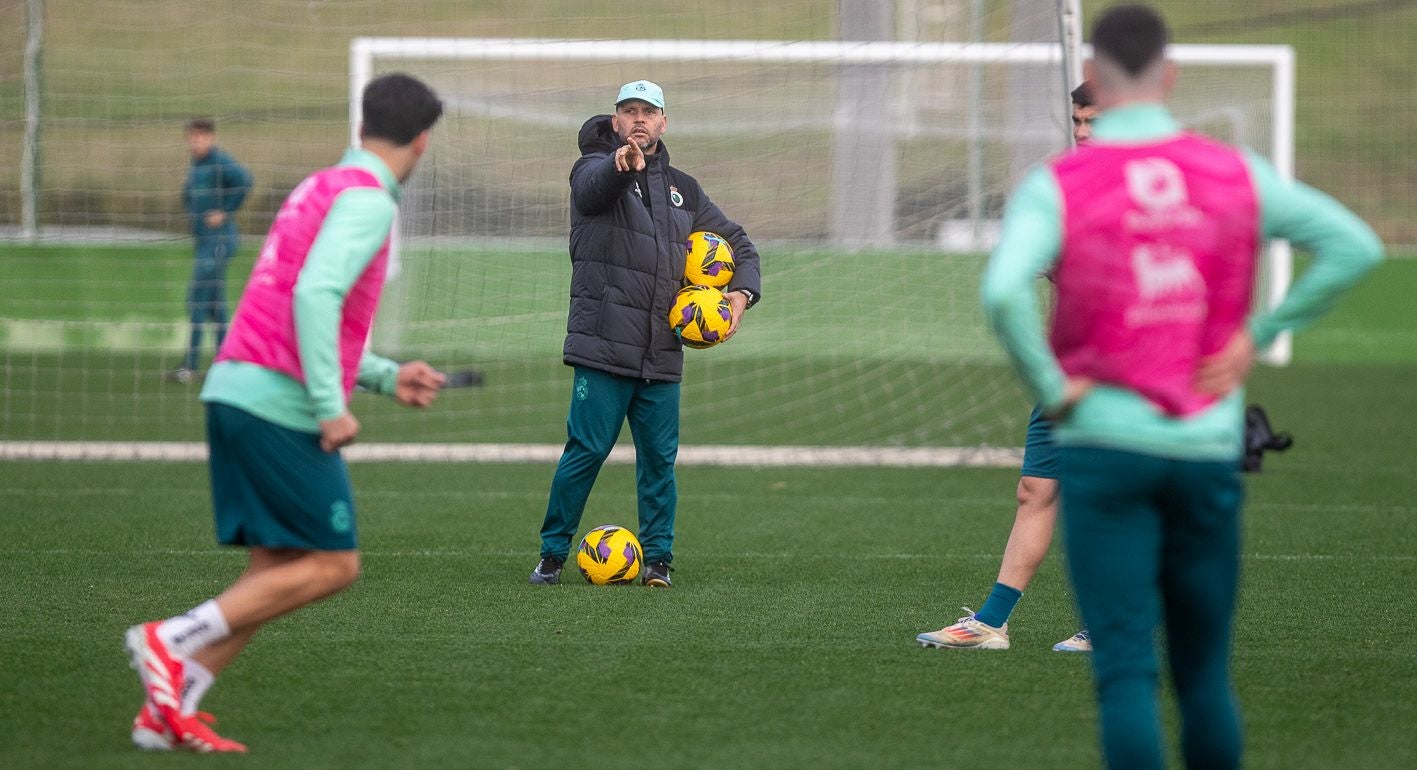 José Alberto da instrucciones a sus futbolistas durante la sesión de este viernes. 