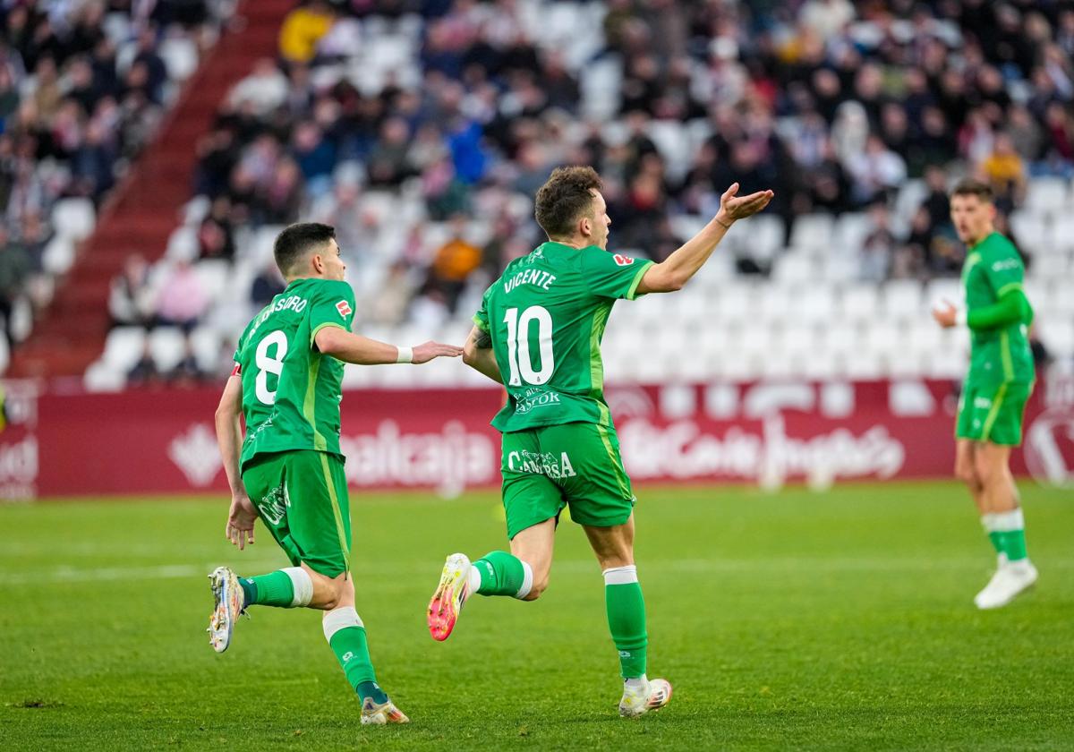 Aldasoro e Íñigo Vicente celebran el primer gol del Racing.