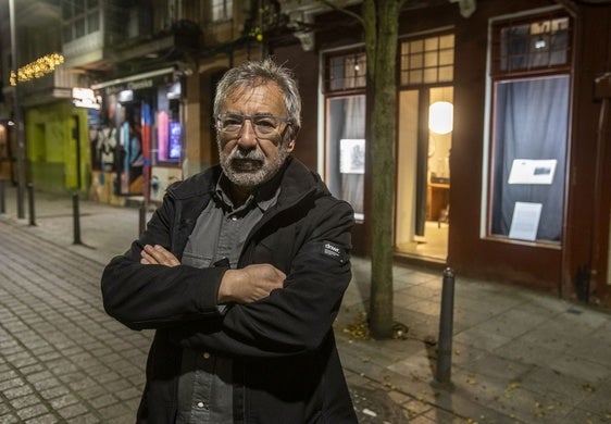 Javier Vila puso en marcha hace quince años el proyecto de La Caverna de la luz, espacio ubicado en la calle del Sol