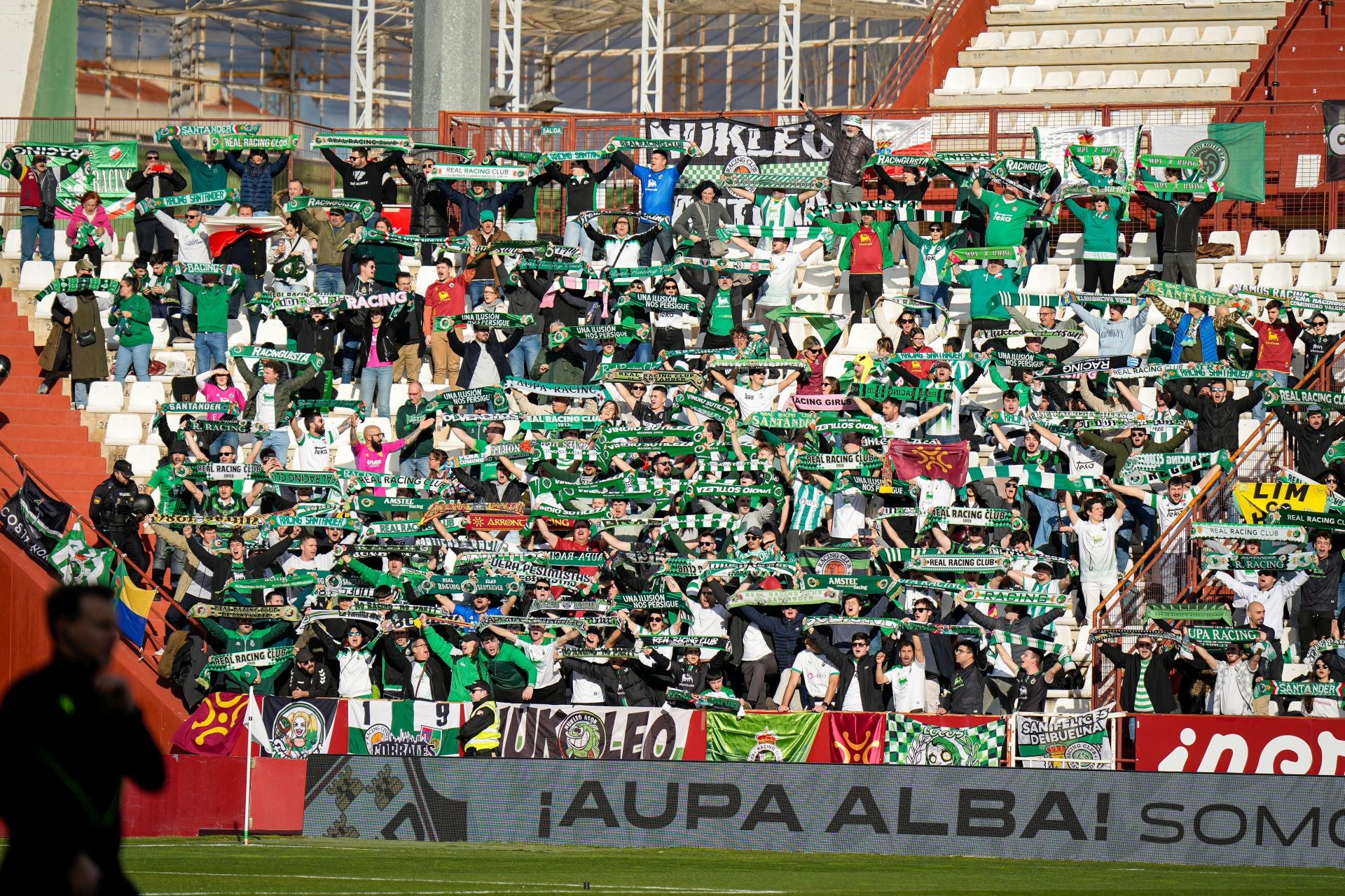 Los aficionados no dejaron de animar a su equipo durante todo el partido. 