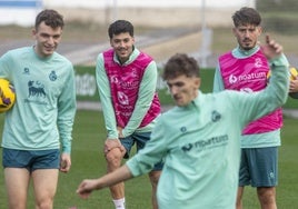 Íñigo Vicente, Meseguer y Unai Vencedor observan el golpeo de Pablo Rodríguez.