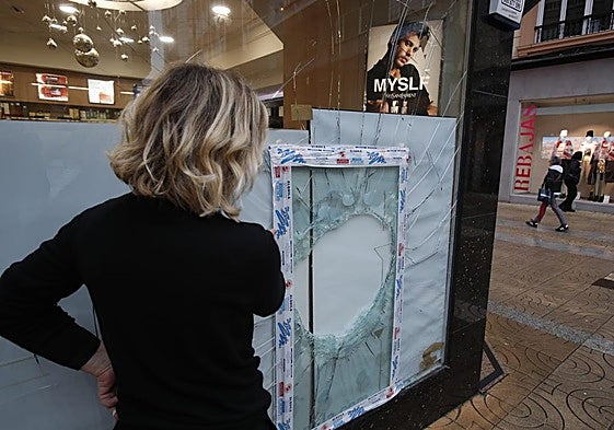 El agujero que los ladrones hicieron en el escaparate de la tienda de Torrelavega.