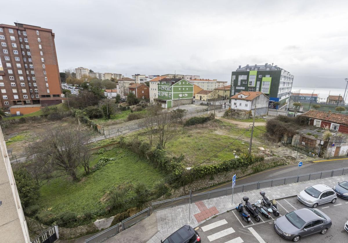 El Pilón, en General Dávila, frente al antiguo campo de fútbol del Regimiento, con parcelas abandonadas y casas en ruina, pero con algunos vecinos viviendo aún allí.