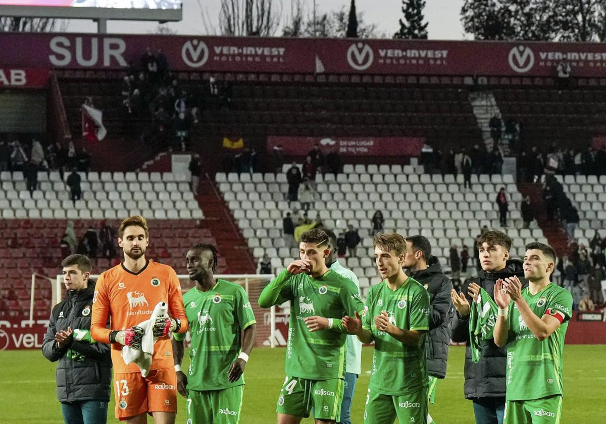 Los jugadores del Racing, tras el empate en Albacete.