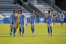 Los jugadores de la Gimnástica, cabizbajos tras el partido ante el Langreo.