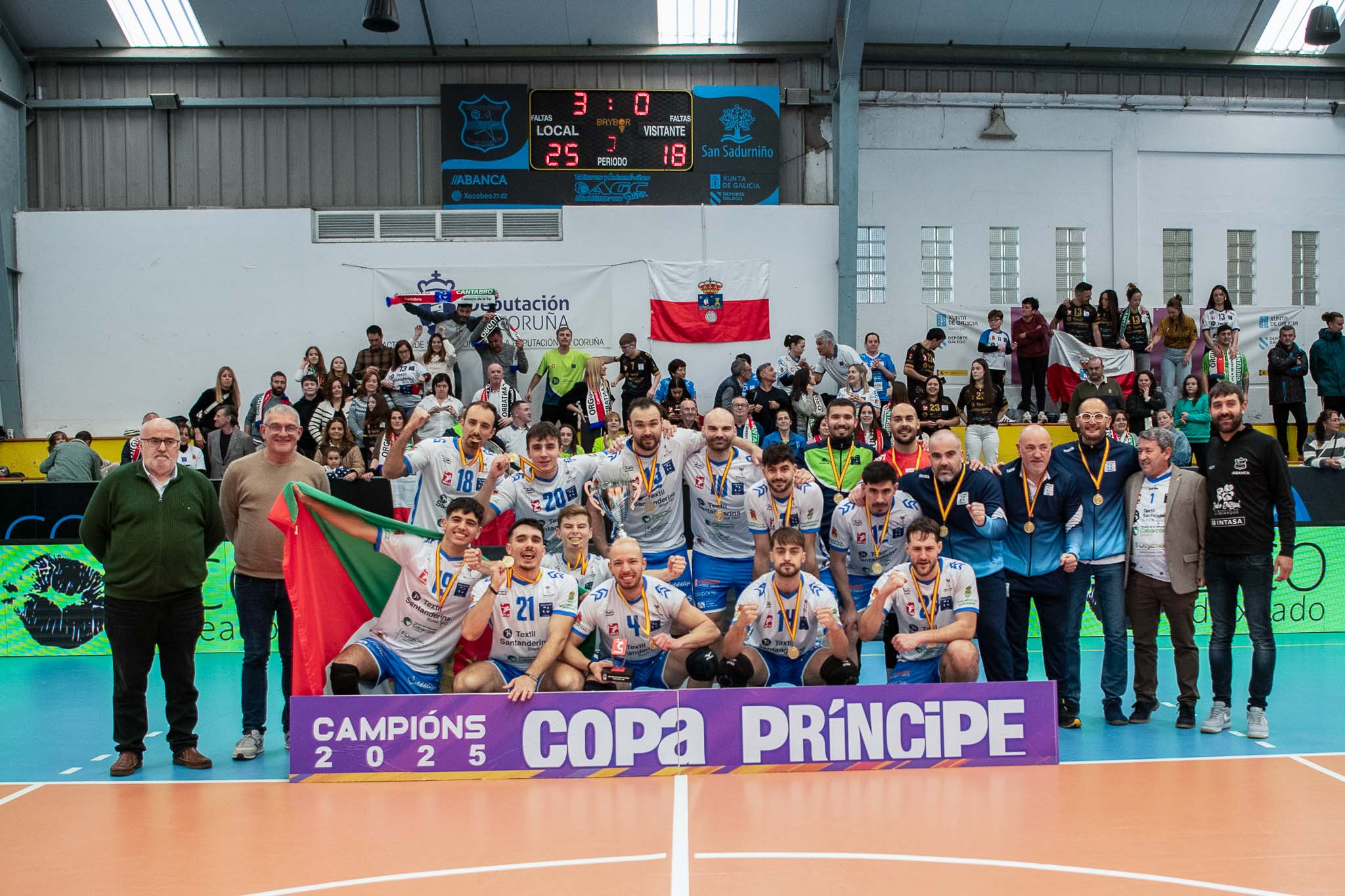 Los jugadores del Textil celebran su tercer título de la Copa del Príncipe en San Sadurniño.