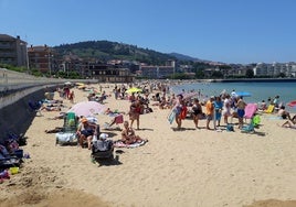 Bañistas disfrutan de playa de Brazomar en Castro Urdiales.