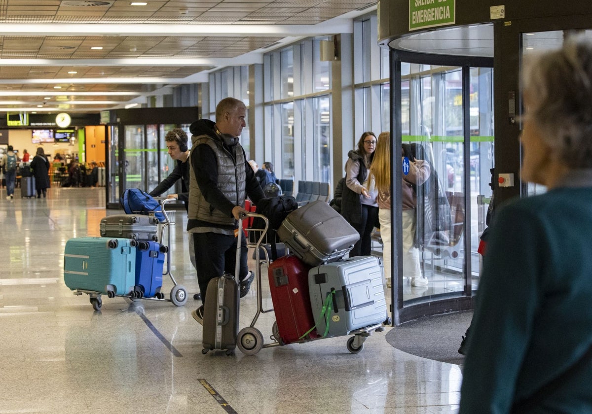 Pasajeros con maletas por la terminal del Seve Ballesteros.