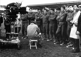 Mario Camus y la plantilla del Racing 67-68, durante el rodaje.