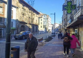 En Reinosa, un termómetro marca temperaturas de casi cero grados.