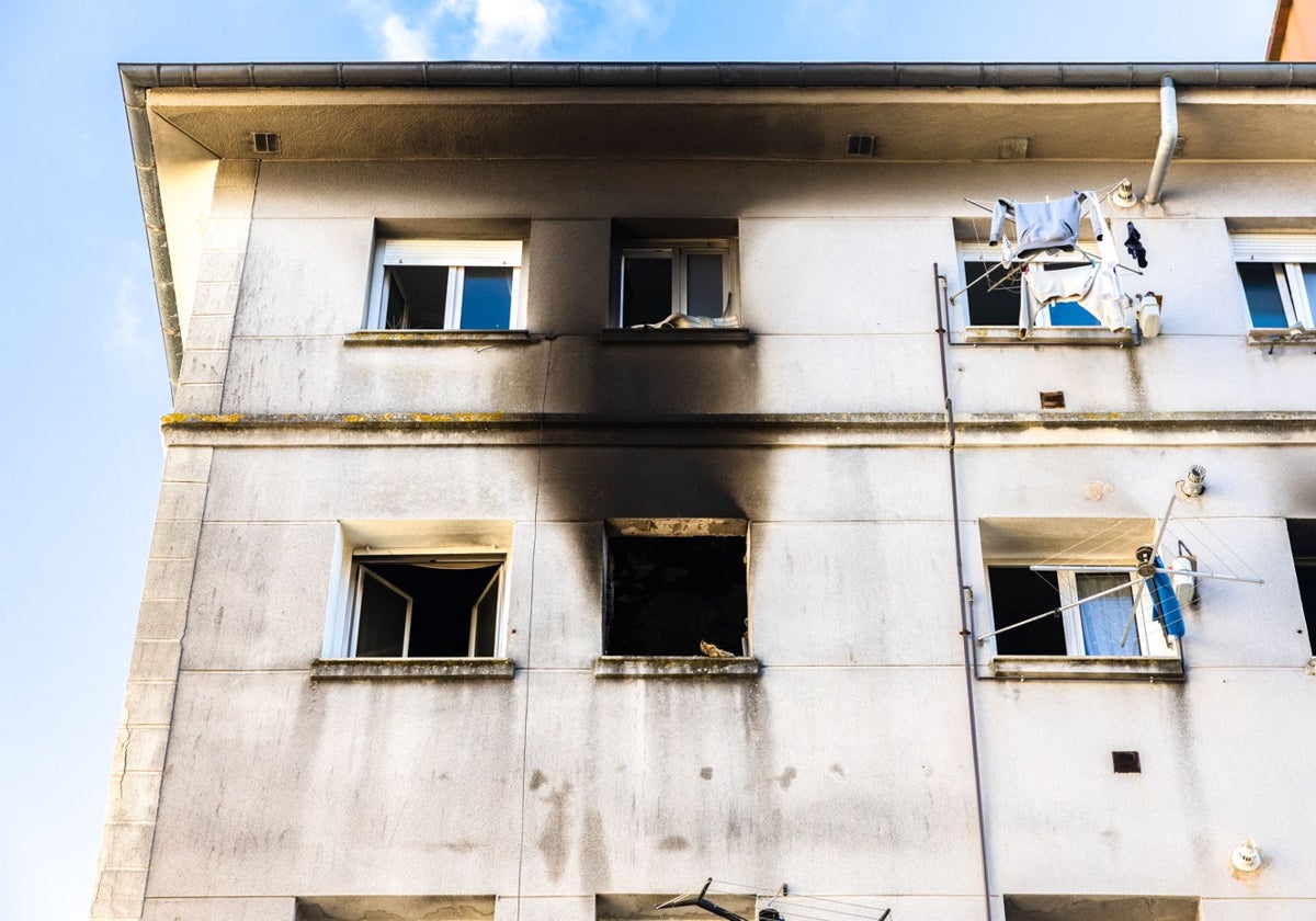 Así ha quedado el piso arrasado por el fuego en Santander