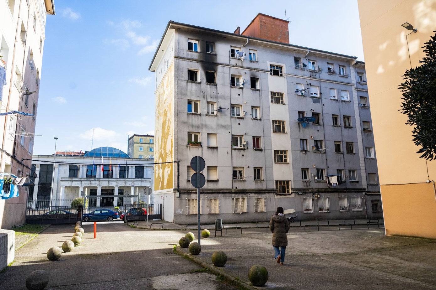 El edificio afectado por el fuego, justo delante del Paraninfo de la Universidad de Cantabria. 