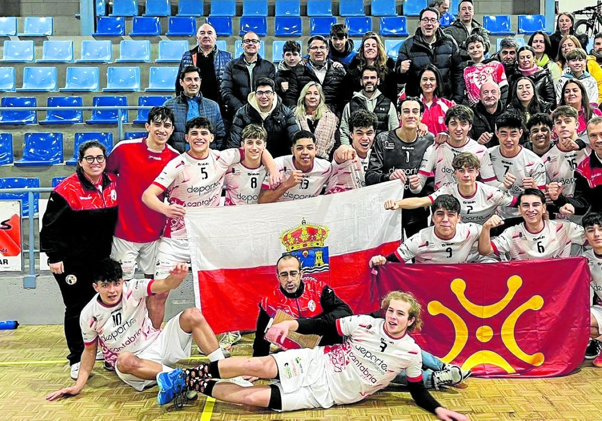 La selección juvenil masculina, que dirige Juan Domínguez, posa tras asegurarse el bronce.