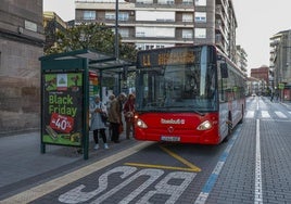 Pasajeros suben a un Torrebús, en la calle Julián Ceballos de Torrelavega.