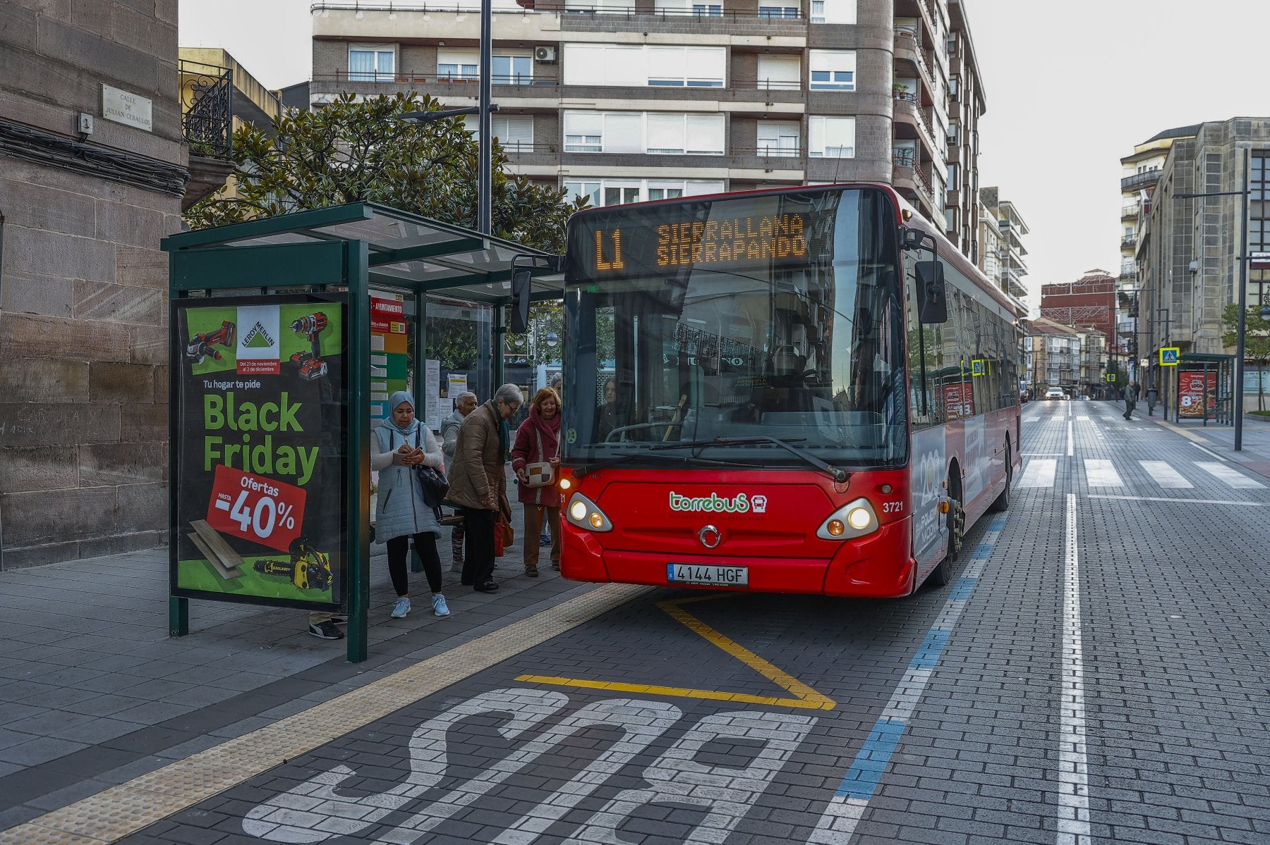 Pasajeros suben a un Torrebús, en la calle Julián Ceballos de Torrelavega.