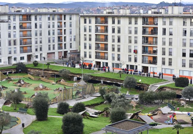 Imagen del hundimiento del parque infantil sobre el aparcamiento subterráneo el 13 de enero de 2020.