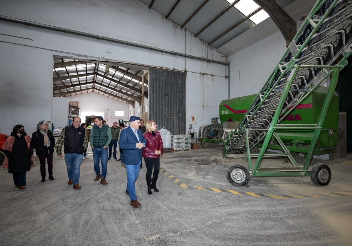 Visita de la consejera a las instalaciones de la cooperativa agraria.