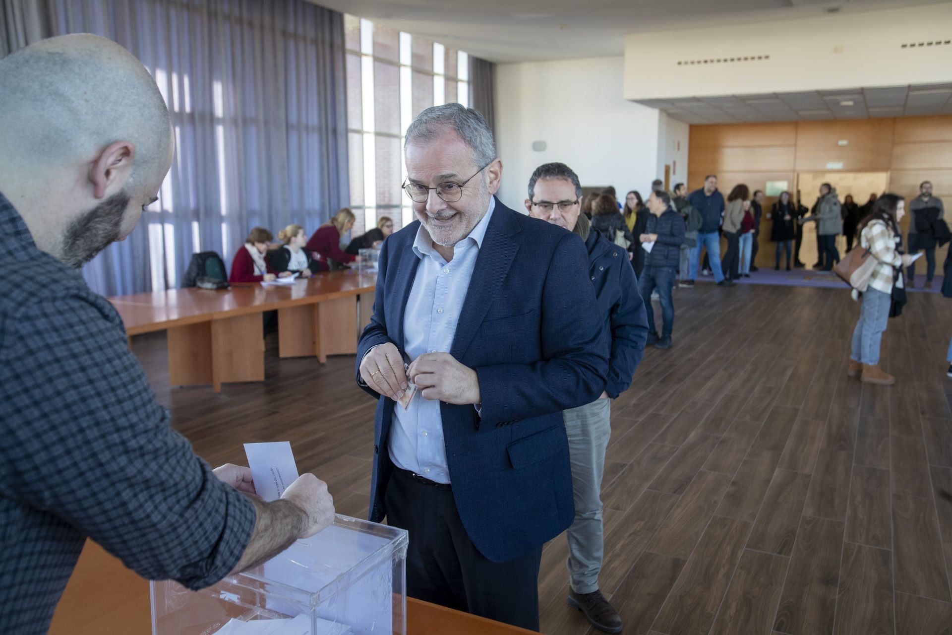 Ángel Pazos, actual rector de la UC, ha ejercido su derecho al voto poco antes de las once de la mañana. 