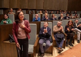 López saluda a los presentes cuando ya oficialmente es proclamada vencedora de las elecciones en la UC.