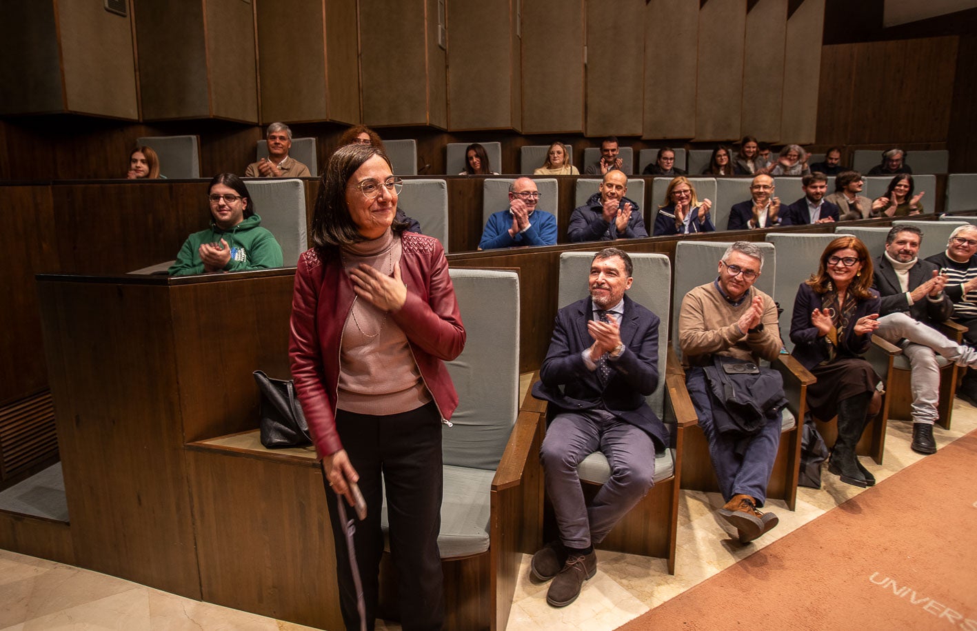 López saluda a los presentes cuando ya oficialmente es proclamada vencedora de las elecciones en la UC.