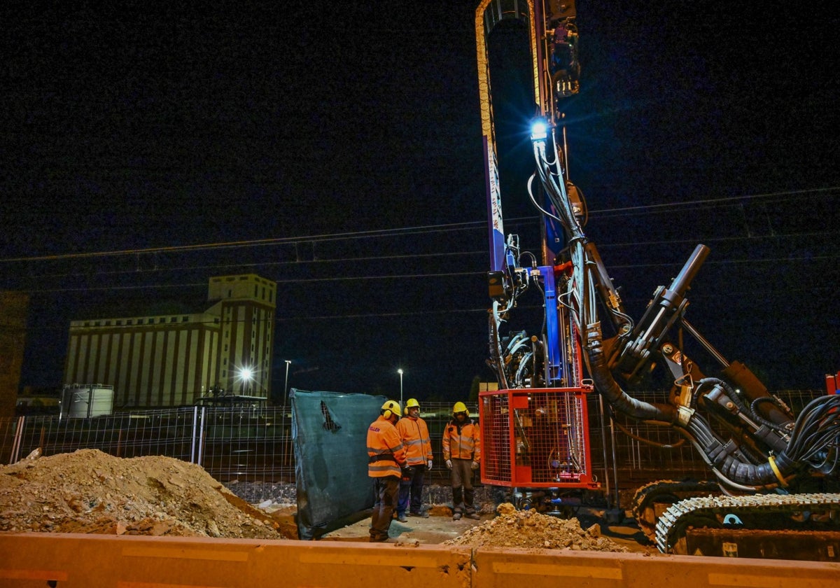 Los trabajadores de la obra tuvieron que parar el trabajo este lunes.