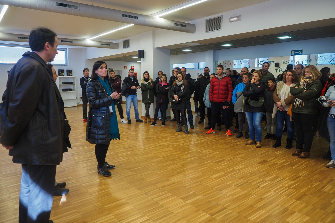 Para facilitar las labores de búsqueda, la alcaldesa de Santander, Gema Igual, solicitó a los vecinos que hicieran recuento de residentes por portales y lo pusieran en común con la Policía Local en el centro cívico de Nueva Montaña.