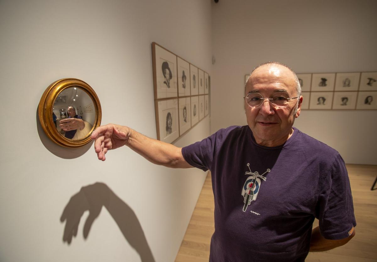 José Gallego, en el MAS, muestra un espejo cóncavo que acompaña sus dibujos.