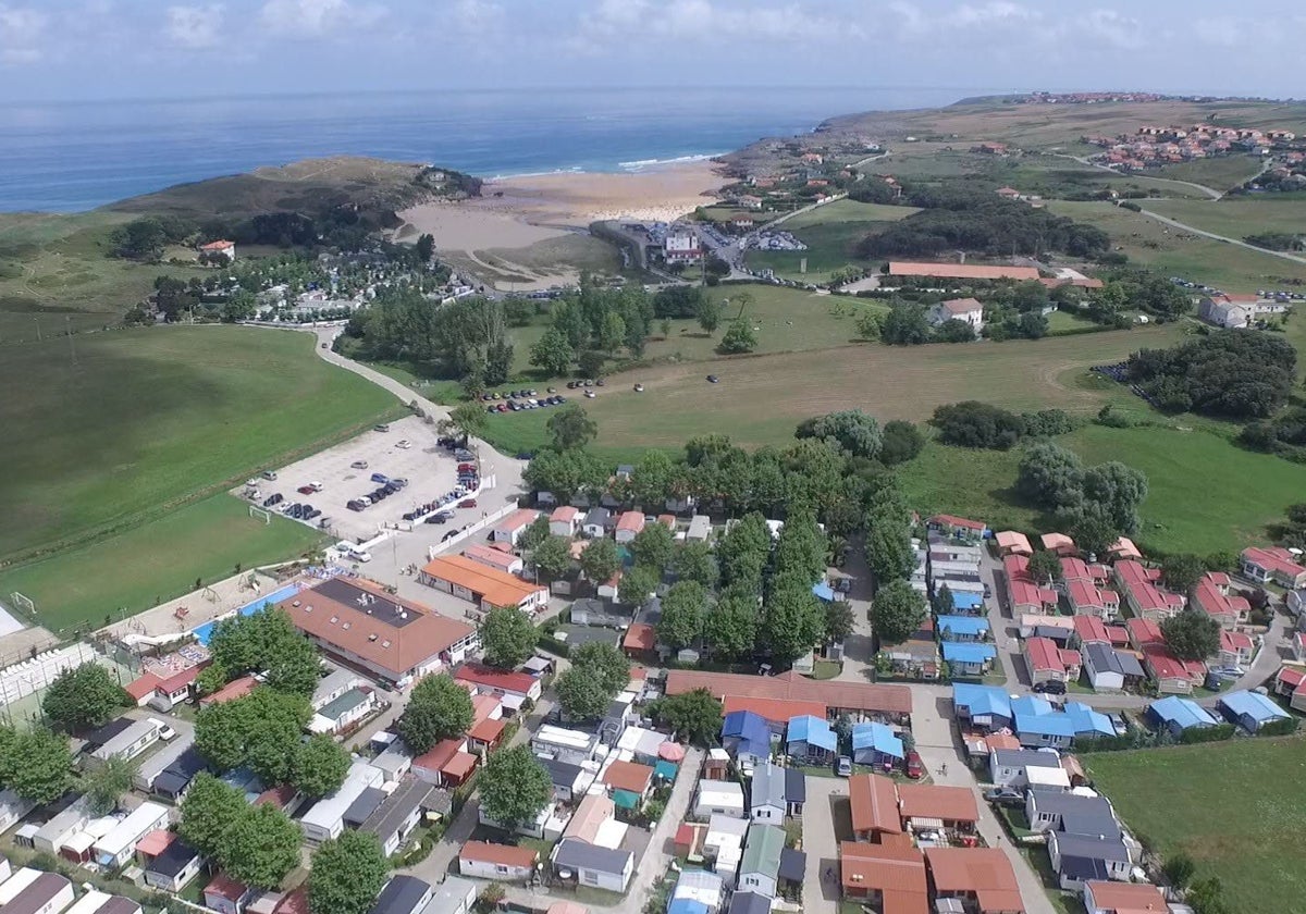 Vista aérea de parte del camping Arenas de Ajo, en el municipio de Bareyo.