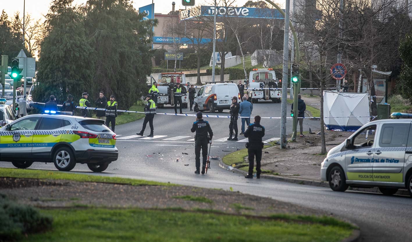 Despligue policial en la zona del accidente. La mujer, de 72 años, fue arrollada en la acera cerca del semáforo. 