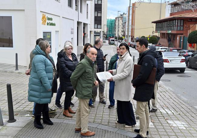 La alcaldesa con vecinos de la zona