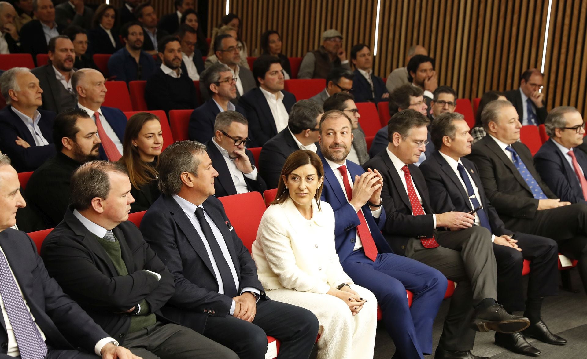 La presidenta regional, en uno de los encuentros que ha mantenido con empresarios dentro de su visita institucional a México.