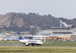 Un avión de Ryanair, en la pista del Seve.