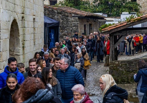 Los 120 vecinos que hicieron de comensales entrando al Museo Jesús Otero, uno de los escenarios de grabación.