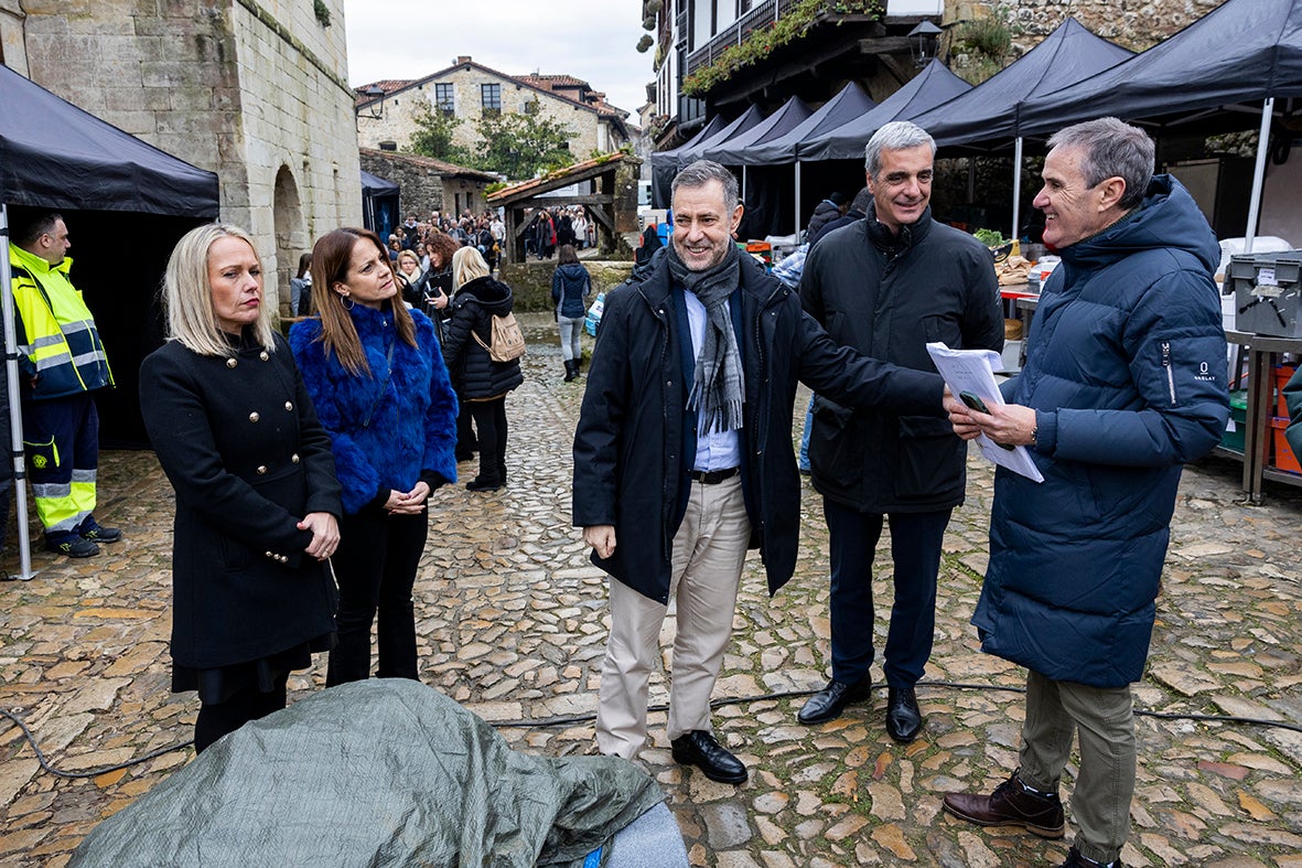 La alcaldesa de Santillana, Sara Izquierdo; la directora general de Cantur, Inés Mier; el consejero de Turismo, Luis Martínez Abad y el director general de Turismo, Gustavo Cubero, charlan con uno de los responsables del rodaje.