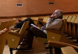 Paco Valcarce sigue desde el patio de butacas uno de los ensayos de la obra.