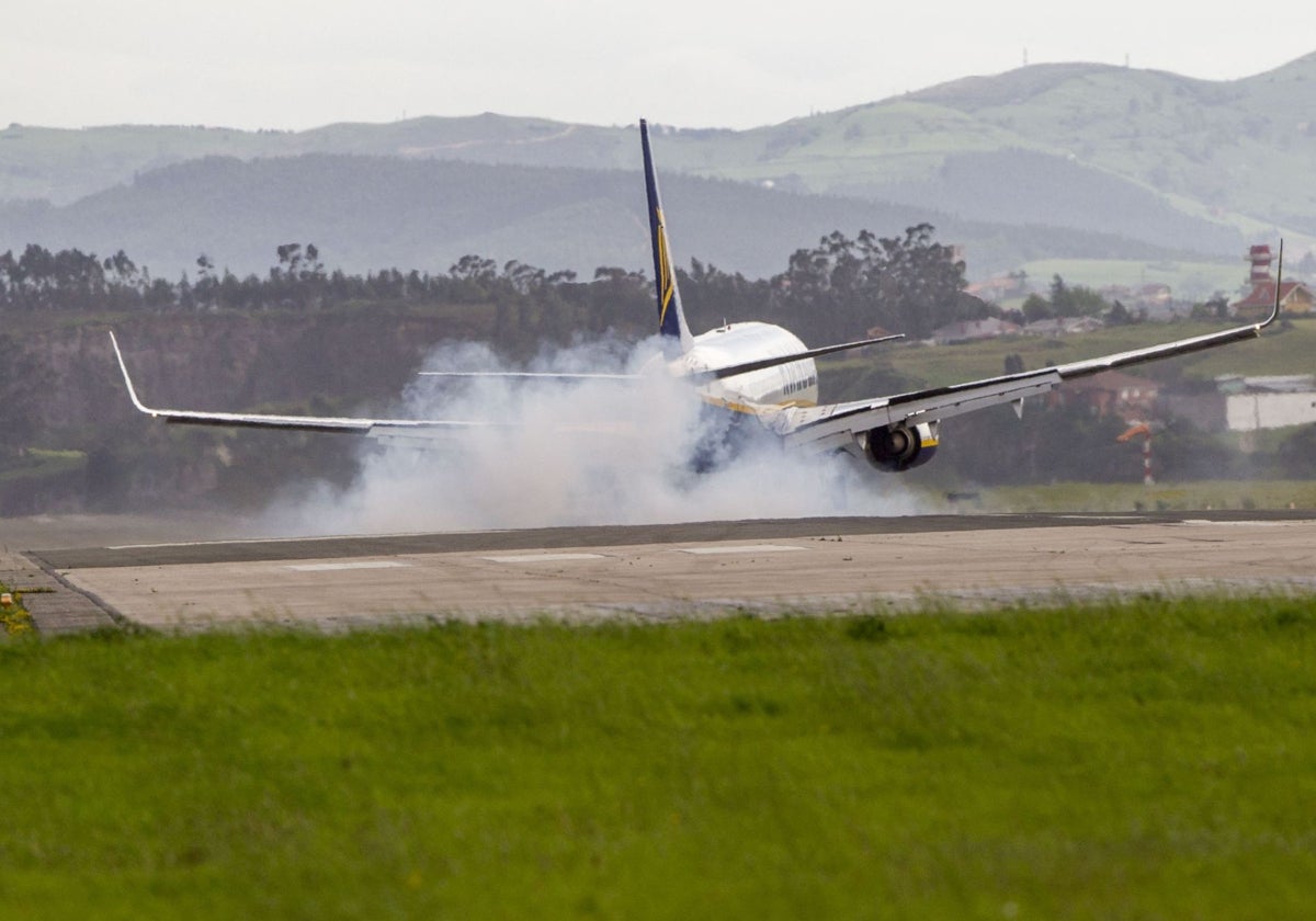 Aterrizaje de un avión en la pista del Seve en una jornada de viento sur.