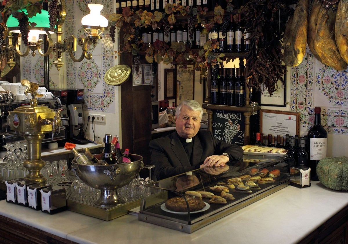 Luis de Lezama, en una imagen del año 2015, tras la castiza barra de la madrileña Taberna del Alabardero.