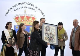 María José Sáenz de Buruaga recibe unos presentes de parte de la Asociación Montañesa de México durante el acto celebrado ayer.