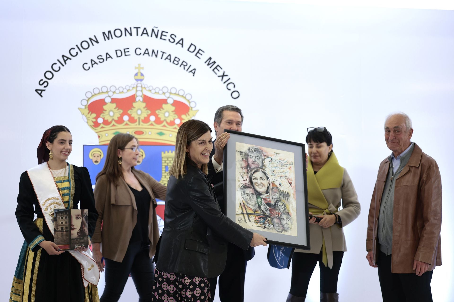 María José Sáenz de Buruaga recibe unos presentes de parte de la Asociación Montañesa de México durante el acto celebrado ayer.