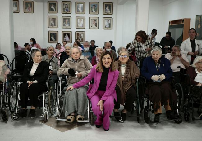 La presidenta cántabra, durante su visita al Hospital Español.