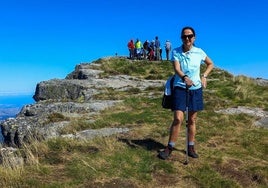 La nueva rectora de la UC, Conchi López, posa en el pico Castro Valnera durante una excursión con su familia.