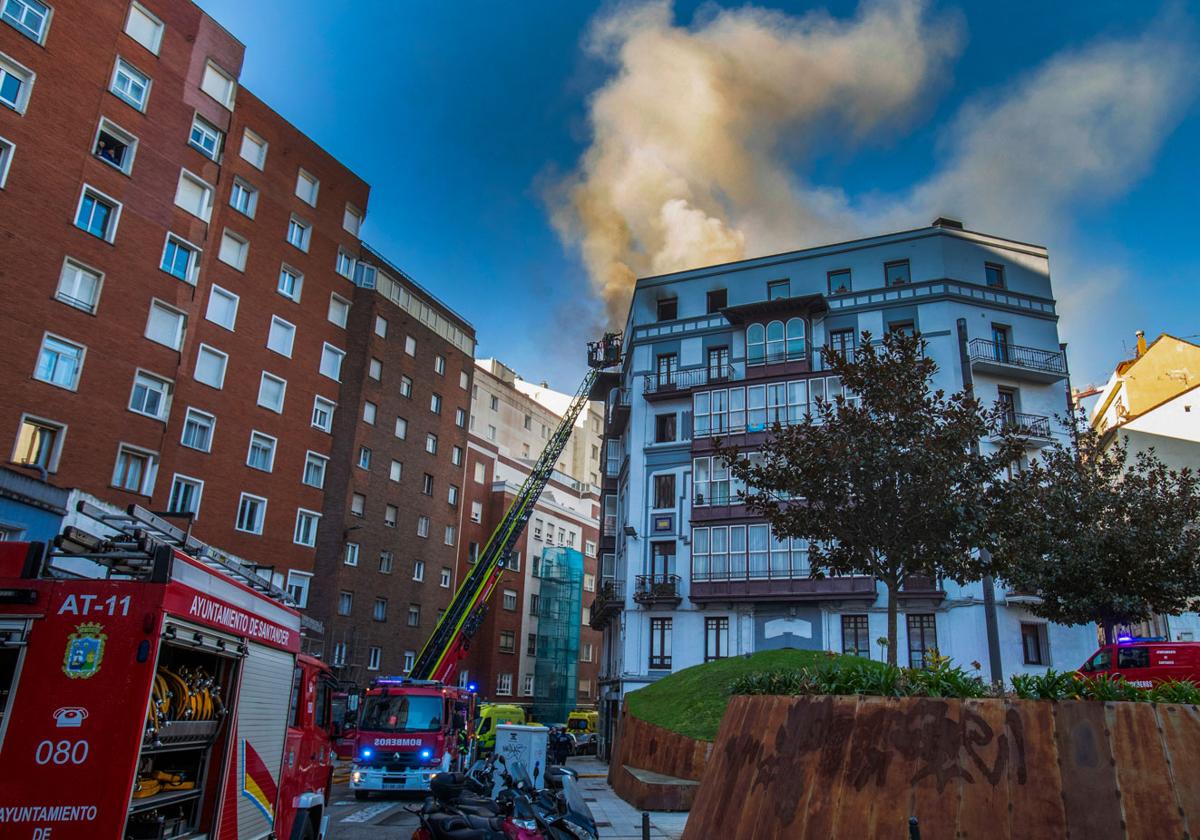 Bomberos de Santander en plena actuación desde el exterior del ático.