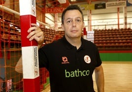 Jacobo Cuétara, entrenador del Bathco Torrelavega, posa en la portería del Vicente Trueba.